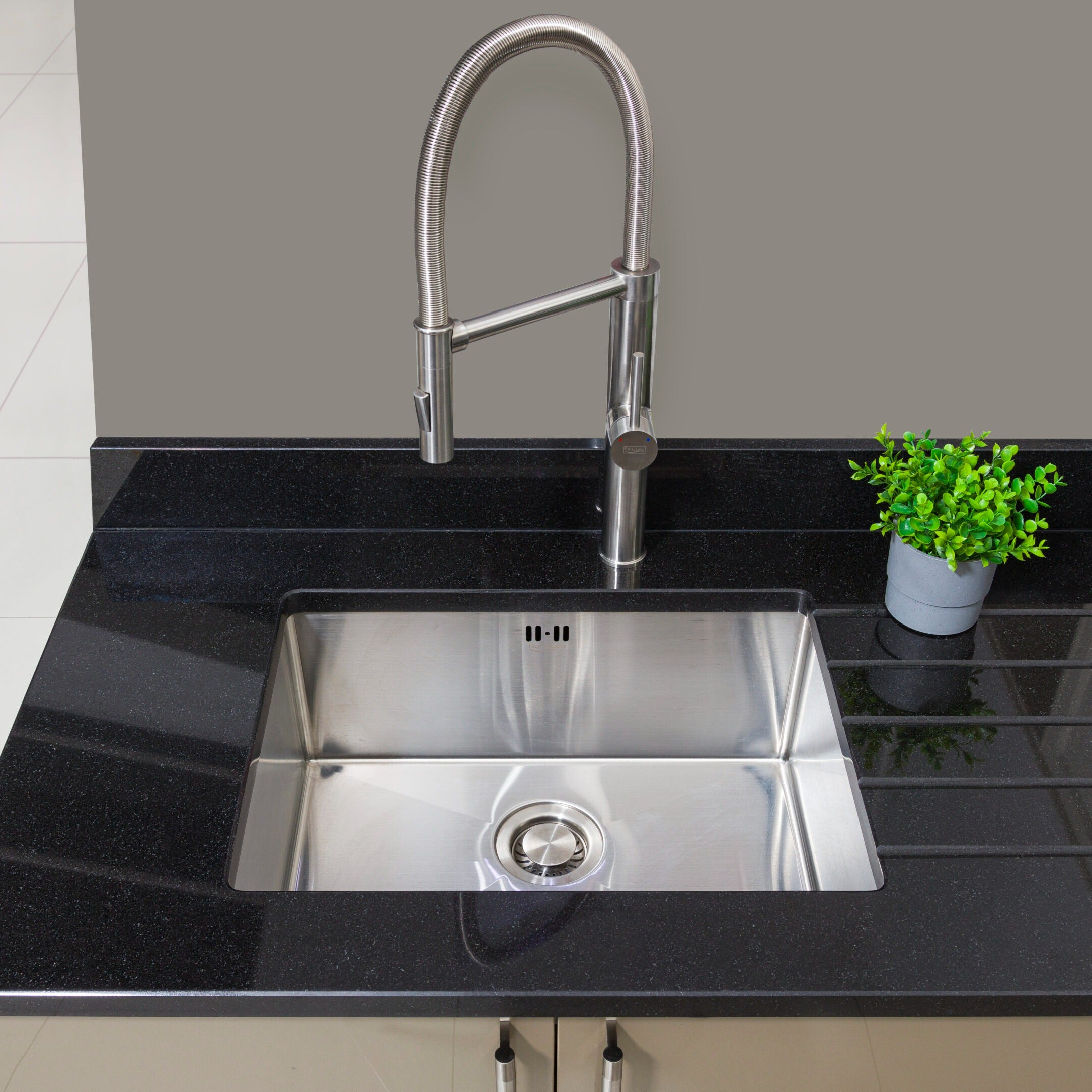 SPYRO Magnetic Docking Tap Single Lever Flexible Stainless Steel Spiral Spout